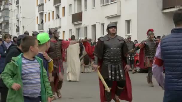 Les Gens Les Acteurs Crucifixion Marchent Jouant Extérieur — Video