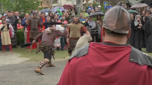 Soldaat Die Jezus Anderen Vasthoudt Hem Zweert — Stockvideo