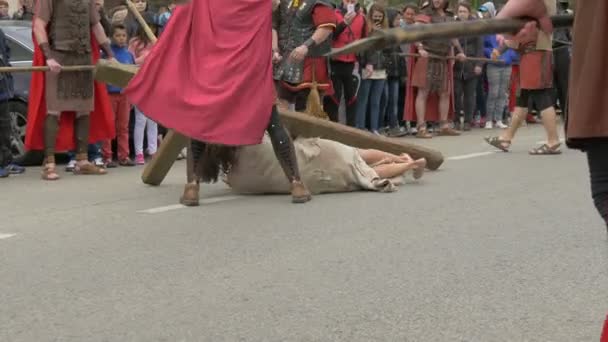 Soldados Forçando Jesus Carregar Cruz — Vídeo de Stock