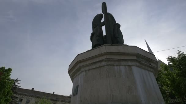 View Revolutionaries Statue — стоковое видео