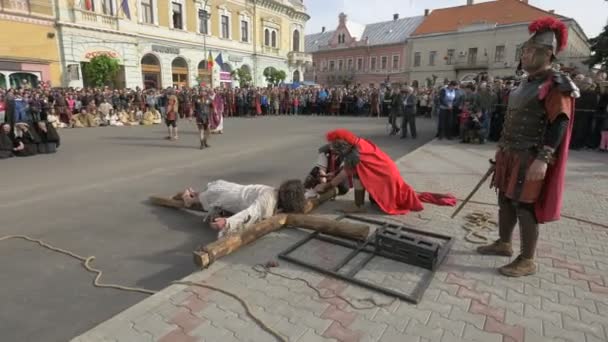 Centurion Soldaat Spijkert Jezus Aan Het Kruis — Stockvideo