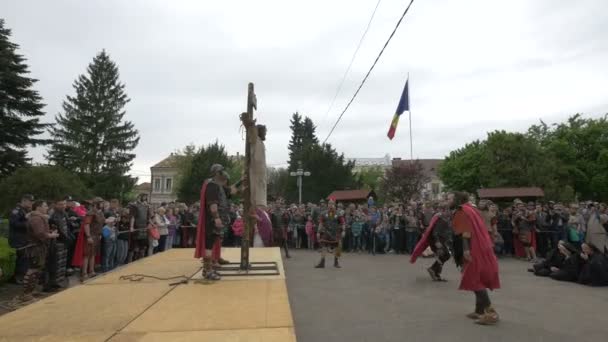 Des Soldats Moquent Crachent Devant Croix — Video