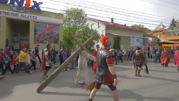 Soldaten Schubsen Jesus Während Das Kreuz Trägt — Stockvideo