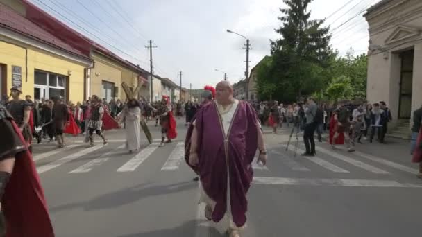 Poncio Pilato Caminando Jesús Cargando Cruz — Vídeo de stock