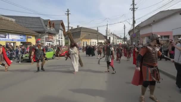 Soldats Fouettant Jésus Alors Porte Croix — Video