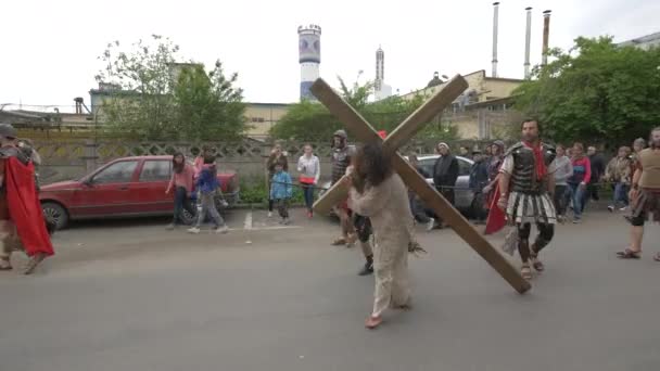 Soldados Empujando Jesús Mientras Lleva Cruz — Vídeos de Stock