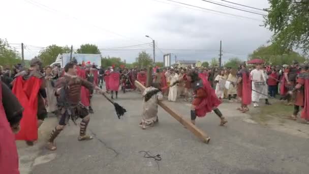 Soldaten Die Jesus Auspeitschen Und Ihn Zwingen Das Kreuz Tragen — Stockvideo