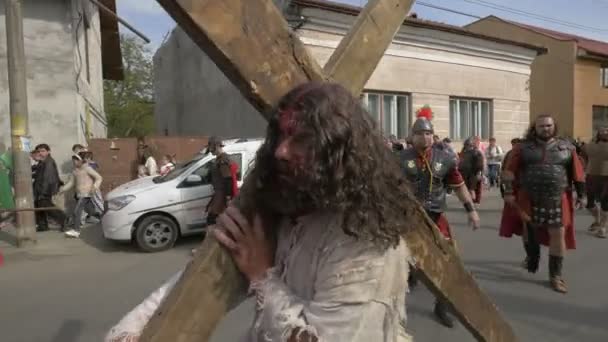 Soldados Empujando Jesús Mientras Lleva Cruz — Vídeo de stock