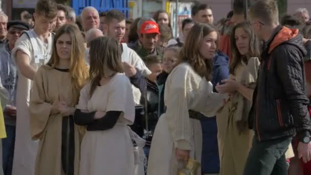 Människor Och Skådespelare Crucifixion Promenad Spela Utomhus — Stockvideo