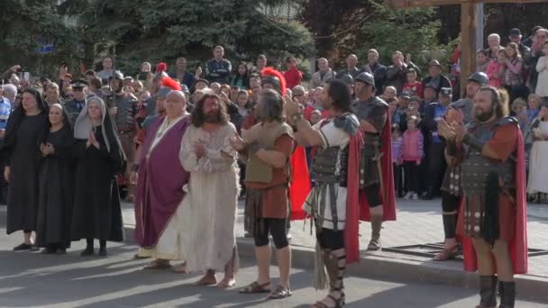 Soldados Chicoteando Jesus Forçando Carregar Cruz — Vídeo de Stock