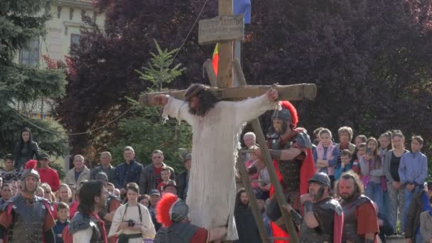 十字架からイエスの体を奪う兵士たち — ストック動画