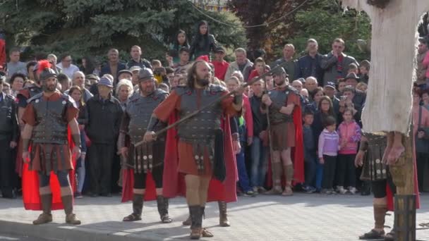 Ein Römer Durchbohrt Jesu Seite Mit Einem Speer — Stockvideo