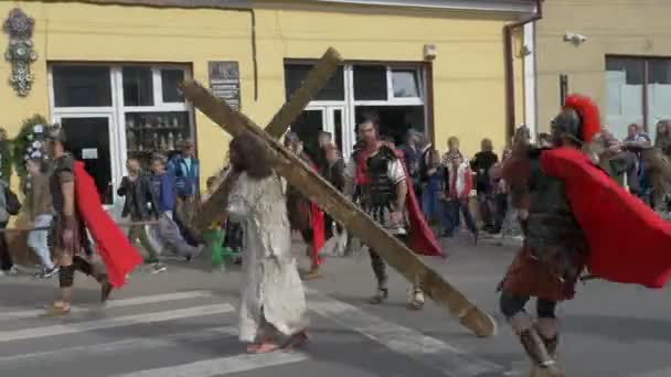Menschen Und Schauspieler Bei Der Kreuzigung Spielen Freien — Stockvideo