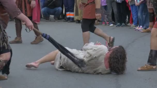 Les Gens Les Acteurs Crucifixion Marchent Jouant Extérieur — Video