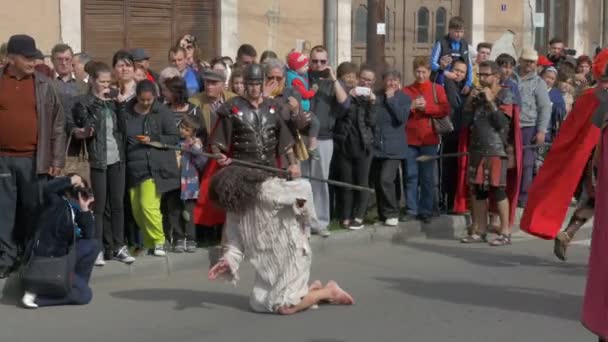 Les Gens Les Acteurs Crucifixion Marchent Jouant Extérieur — Video