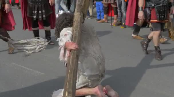 Mensen Acteurs Van Crucifixion Wandelen Buiten — Stockvideo