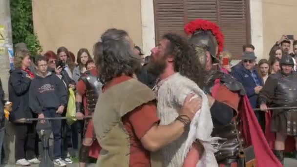 Ludzie Aktorzy Crucifixion Walk Bawią Się Świeżym Powietrzu — Wideo stockowe