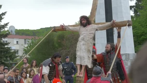 Les Gens Les Acteurs Crucifixion Marchent Jouant Extérieur — Video