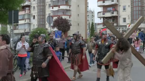 Les Gens Les Acteurs Crucifixion Marchent Jouant Extérieur — Video