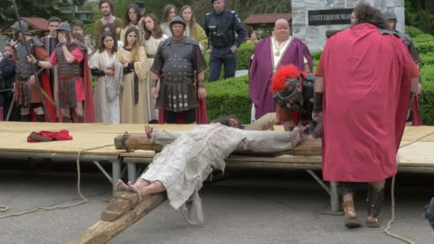 Les Gens Les Acteurs Crucifixion Marchent Jouant Extérieur — Video