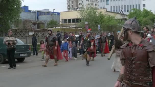 Çarmıha Gerilme Yürüyüşündeki Insanlar Aktörler Dışarıda Oynuyorlar — Stok video
