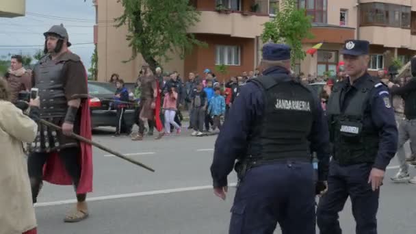 Люди Актори Розп Яття Гуляють Надворі — стокове відео