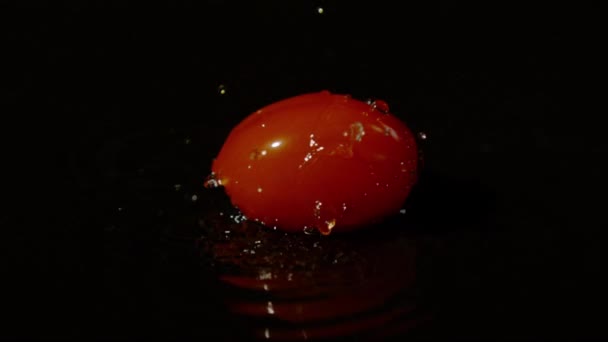 Gotas Água Caindo Tomate Vermelho Ultra Slow Motion — Vídeo de Stock