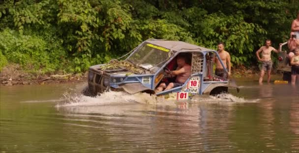 Auto Fährt Fluss — Stockvideo