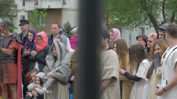 Personas Actores Crucifixión Caminan Jugando Aire Libre — Vídeos de Stock