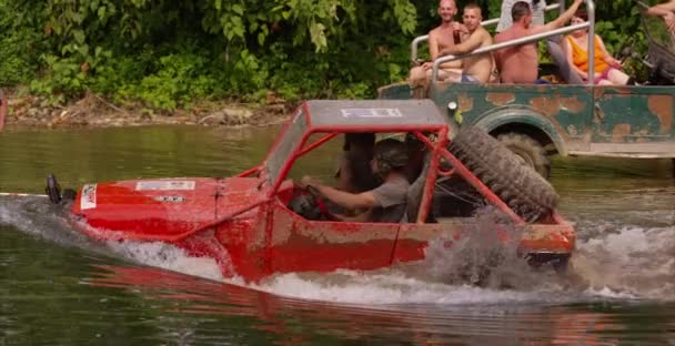 Rode Auto Rijden Rivier — Stockvideo