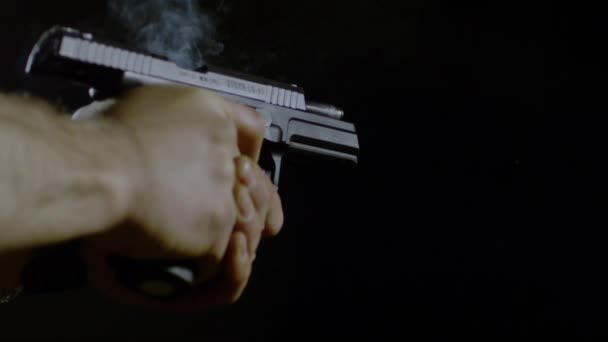 Händerna Håller Automatisk Pistol Ultra Slow Motion — Stockvideo