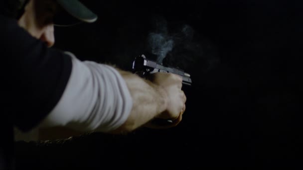 Χέρια Κρατώντας Ένα Αυτόματο Πιστόλι Μετά Την Πυροδότηση Εξαιρετικά Αργή — Αρχείο Βίντεο