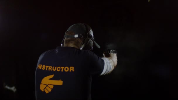 Eğitmen Silahla Ateş Ediyor Ultra Yavaş Hareket — Stok video