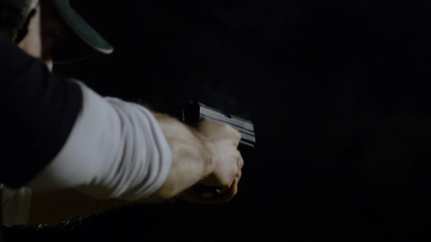 Ręce Trzymające Broń Strzelające Kulą Ultra Slow Motion — Wideo stockowe