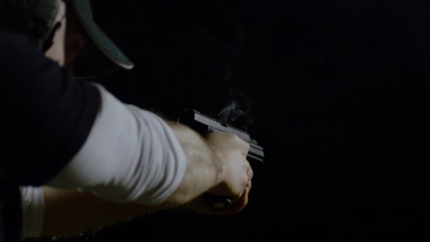 発砲後銃を持った男の手超スローモーション — ストック動画