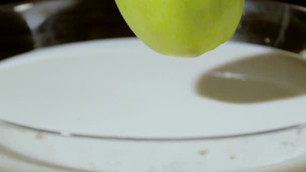 Apple Wordt Gedropt Melk Ultra Slow Motion — Stockvideo