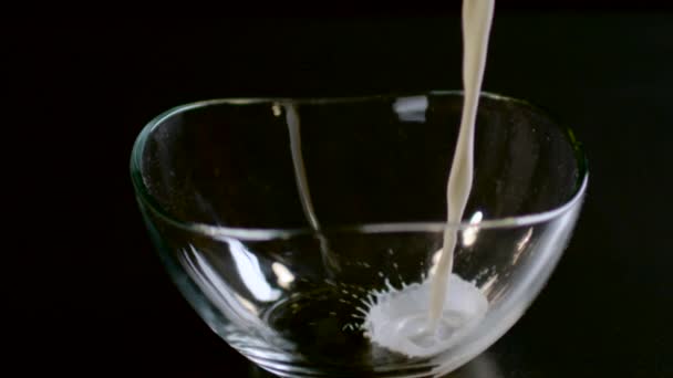 Melk Een Glazen Kom Gieten Ultra Slow Motion — Stockvideo