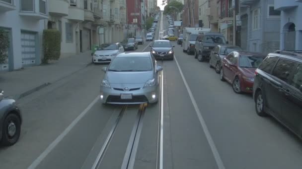 Tramvaylı Bir Caddede Araba Sürmek — Stok video
