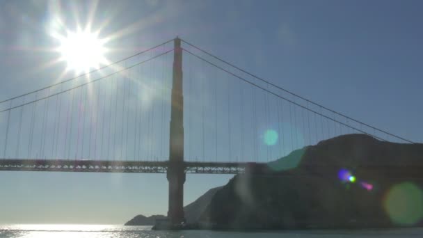 Sol Skiner Över Golden Gate Bridge — Stockvideo