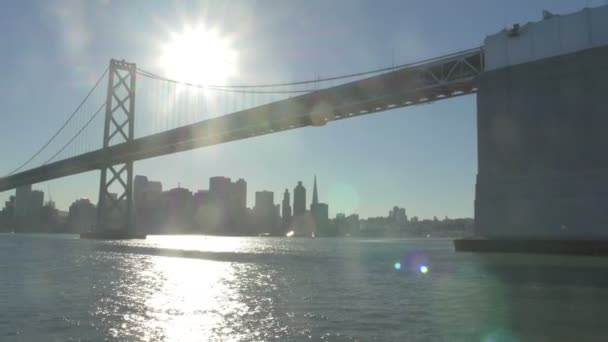 阳光照耀在海湾大桥上方 — 图库视频影像
