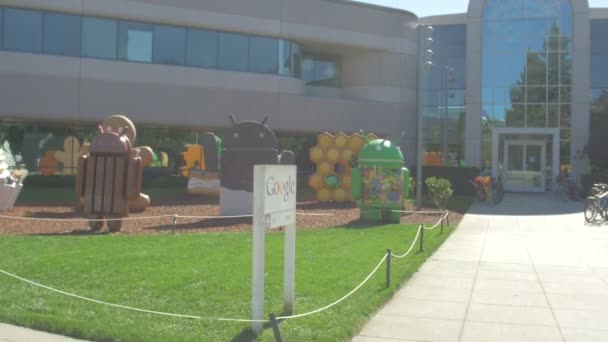 Android Mascottes Bij Google Office Building — Stockvideo