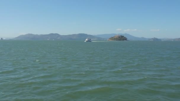 Barco Flotante Cerca Isla Alcatraz — Vídeos de Stock
