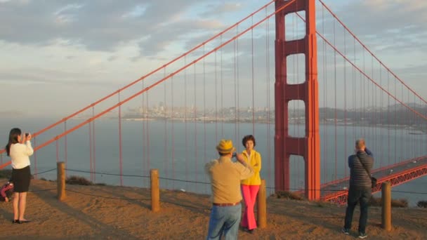 Touristen Fotografieren Der Golden Gate Bridge Vista Point — Stockvideo