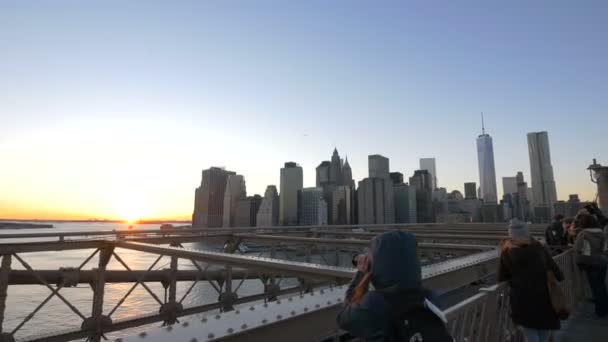 Άνθρωποι Βγάζουν Φωτογραφίες Στη Γέφυρα Του Μπρούκλιν Στη Νέα Υόρκη — Αρχείο Βίντεο