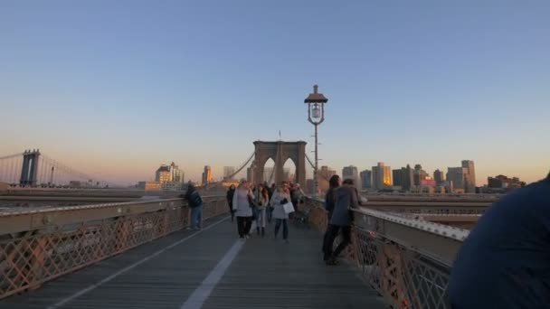 Gente Cruzando Puente Brooklyn Nueva York — Vídeo de stock