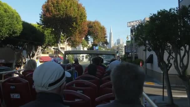 Sightseeing Bus Mit Touristen — Stockvideo