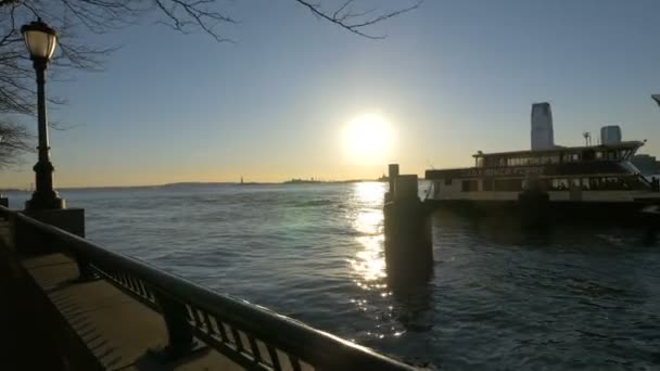 Nap Tükröződik East River New York Usa — Stock videók