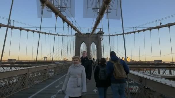 Personer Med Ryggsäckar Som Går Brooklyn Bridge New York Usa — Stockvideo