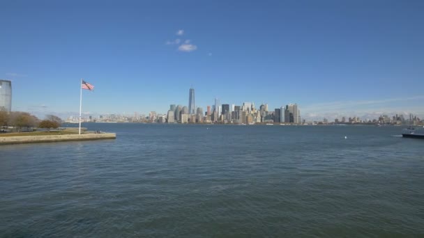 Bandeira Grande Acenando Ilha Ellis Nova York Eua — Vídeo de Stock