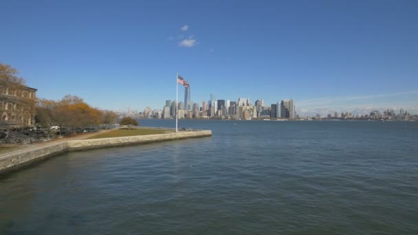Ellis Island Med Stor Flagga Hamnen New York Usa — Stockvideo